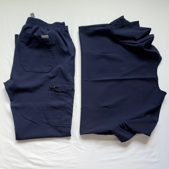 Scrub top and pants - Picture 2 of 3